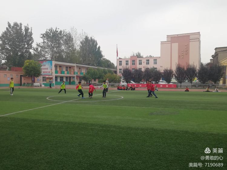 渑池县洪阳小将亮风彩，足球联赛展英姿