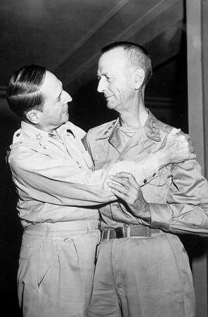 这位美军中将二战中投降日本,战后竟戏剧般地成为美国国家英雄!