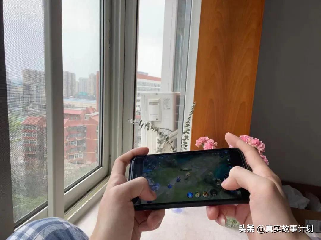 在游戏里氪金的年轻人：当英雄，需要几个648？