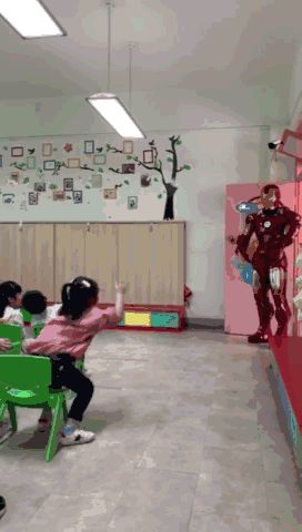 奶爸穿军装带女儿,奶爸穿钢铁侠盔甲