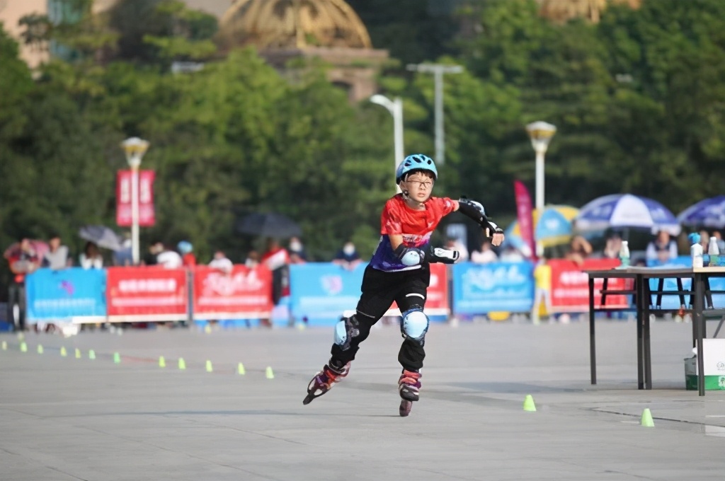 青少年速度轮滑锦标赛比赛现场,轮滑比赛儿童赛场气氛