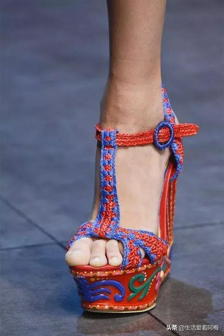 钩针钩出漂亮的毛线鞋图解,钩针钩织有些后跟的鞋子全部教程