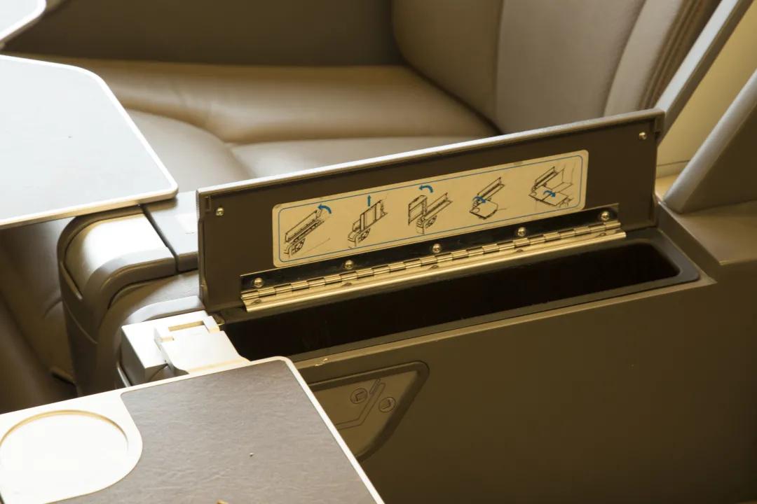 动车上有小桌板吗,动车上的小桌板怎么弄