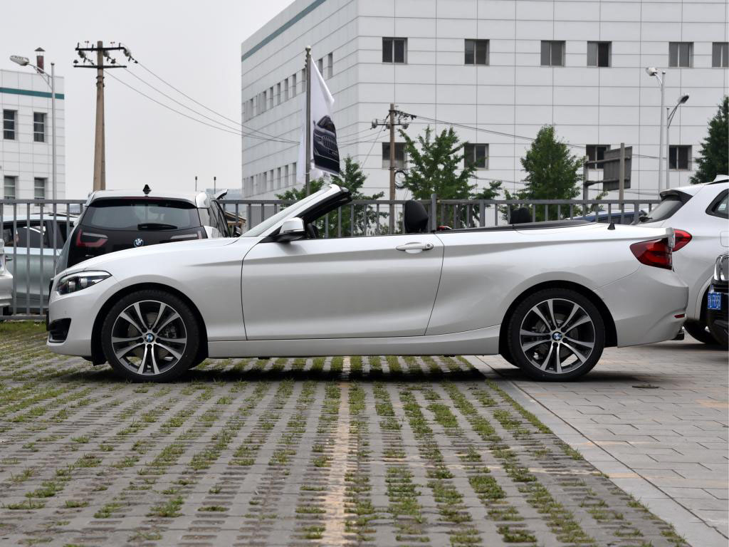 开着敞篷放大风吹,开着敞篷在海边兜风