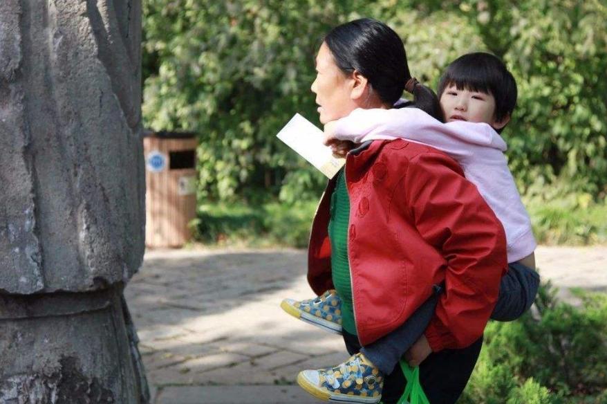 奶奶疼不疼孩子，别光听嘴里说什么，看“这3点”就心里有数了