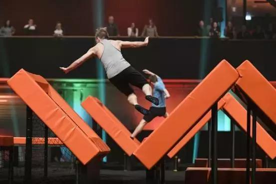 突破5层楼高厚重混凝土、1000磅的墙壁...欧美五大闯关综艺盘点！