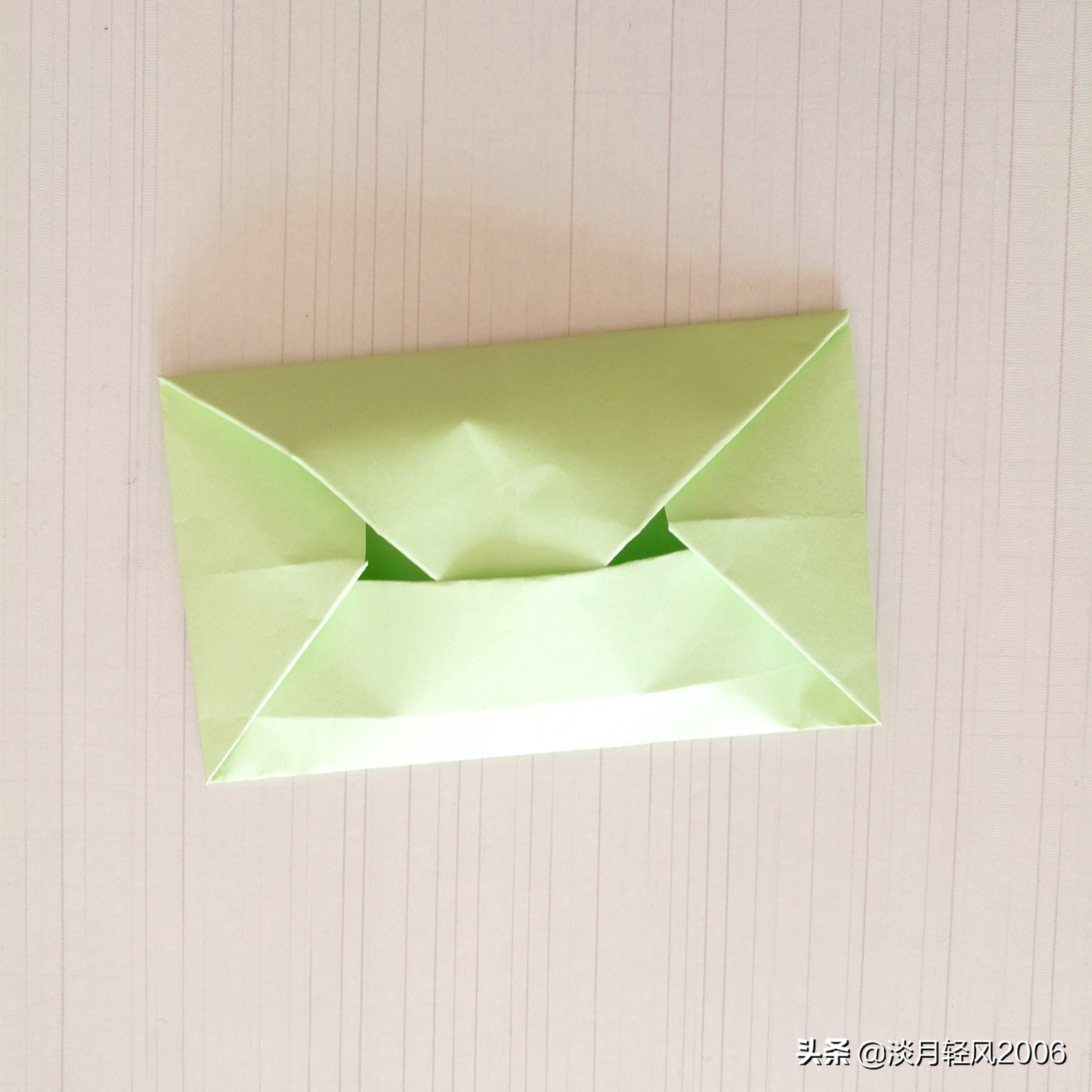 幼儿园手工折纸信封超简单,用正方形折纸做信封