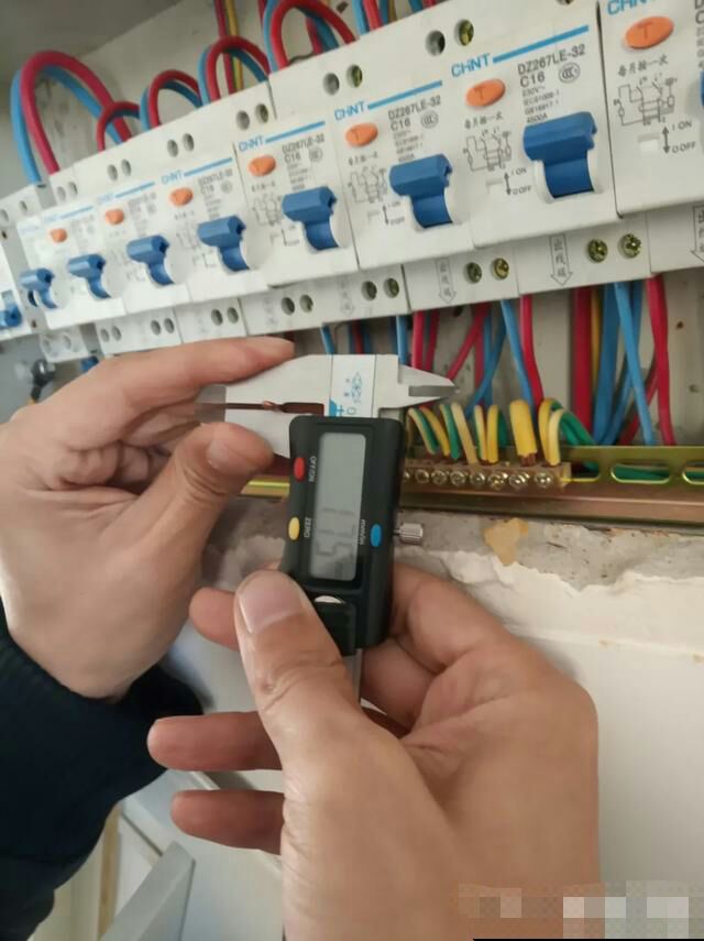 没跳闸插座爆了家里没电了怎么修,家里插座没电找不见哪里线断了