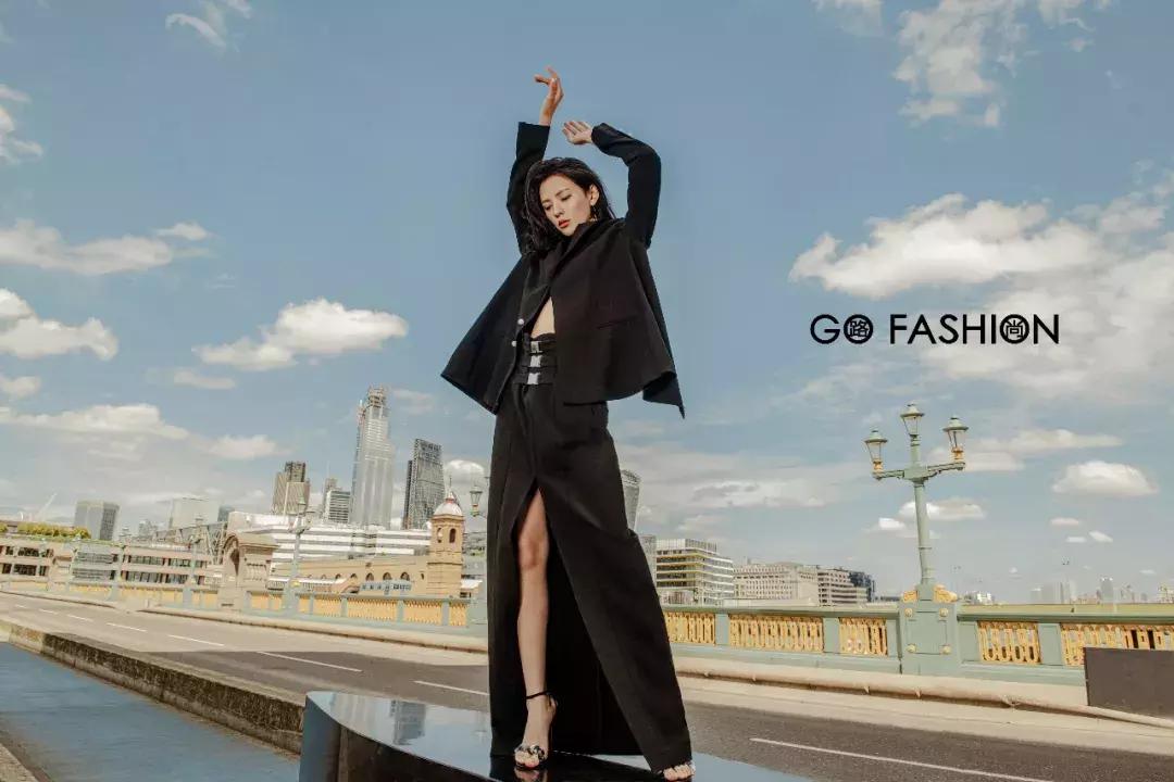 张予曦戴金丝框眼镜,张予曦银色服装