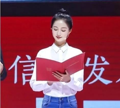 领诵员冯琳朗诵视频,领诵员冯琳再次出圈