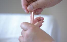 小孩推拿完打嗝怎么回事,小儿打嗝怎么推拿