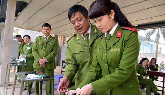 越南女军官豪华包,拿lv包的越南女兵