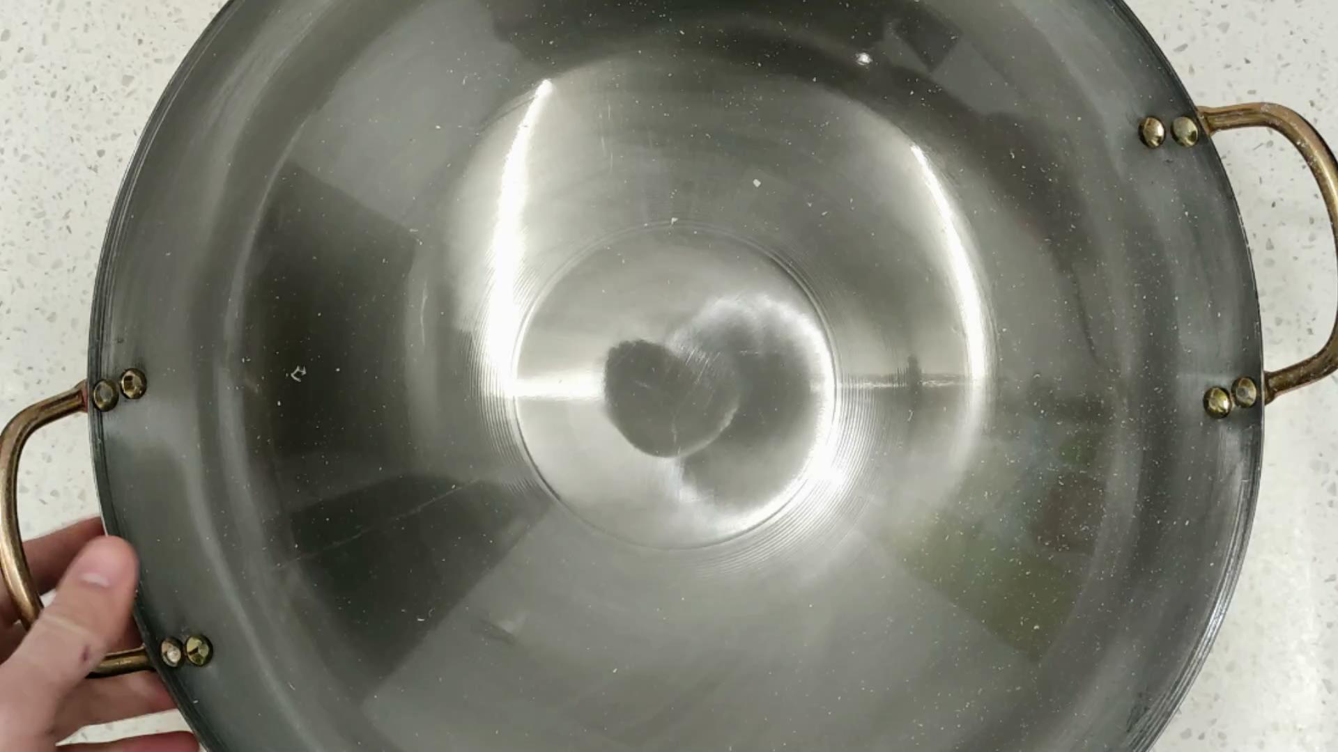 新铁锅不要直接用大厨教你开锅,新买的铁锅开锅不要猪肉