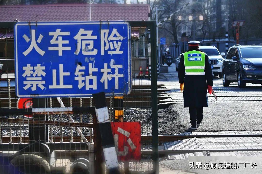 刹车*工罢**，无证小车狂奔绝路，回顾集通线09年道口撞车较大事故