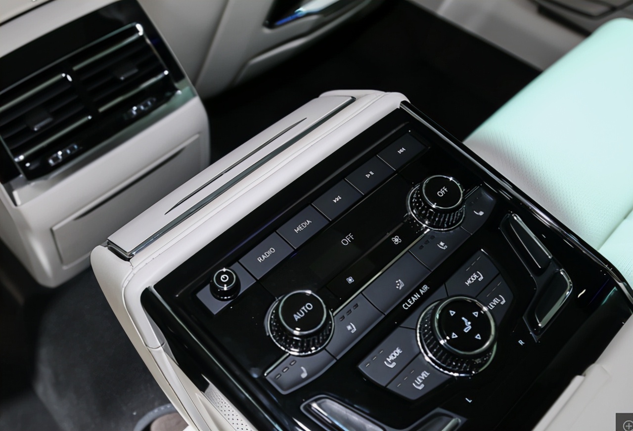 30多万就敢配后排冰箱，有空气悬架与16个音响，大众辉昂你喜欢吗