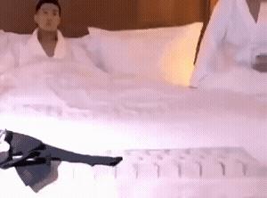 4个大男人拼命去拱猪屁股，这是在干啥？猪：吃不消了一个一个上