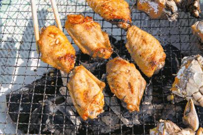 趁着午休两小时，他们在天台上组了个jió盆烤肉趴