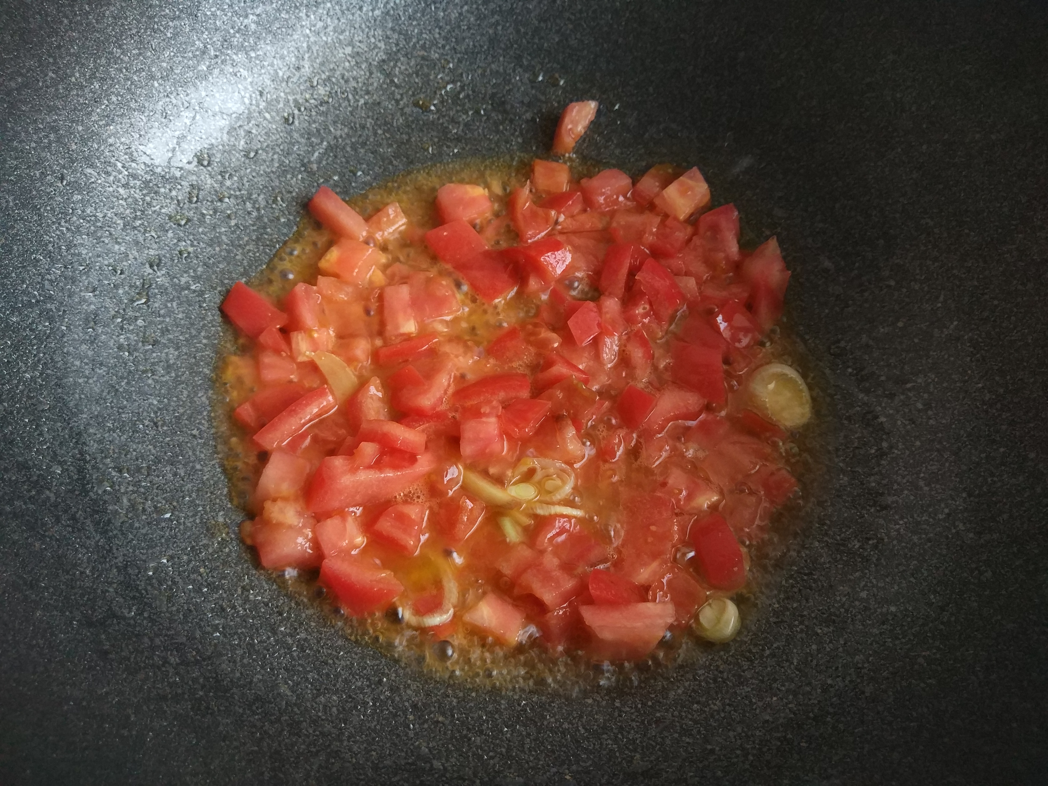 西红柿可以和什么炒菜,怎么炒西红柿炒鸡蛋颜色鲜艳