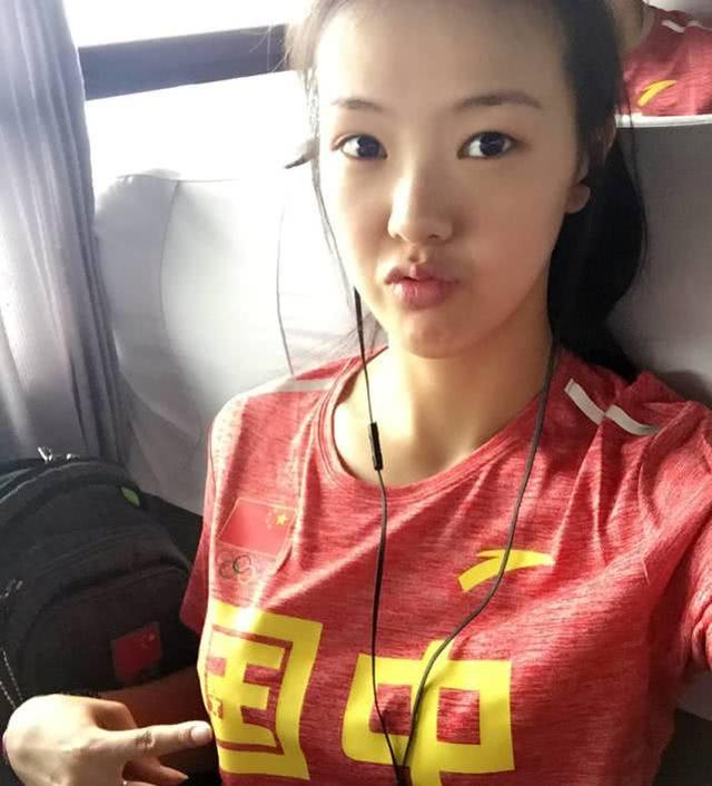 女排“颜值王”开法拉利回校,遭人吐槽炫富?副驾却不是未婚夫