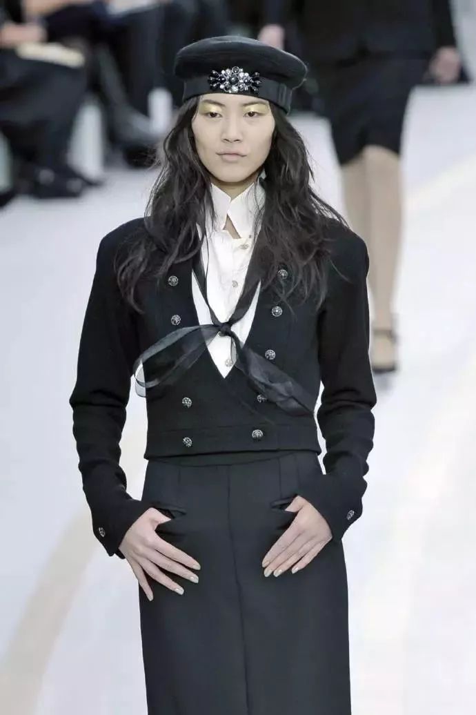 刘雯一年参加了几场时装周,刘雯时隔三年再登秀场气势依旧