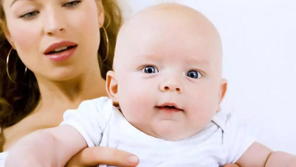 宝宝吐奶和溢奶怎么回事,婴儿吐奶和溢奶该怎样解决