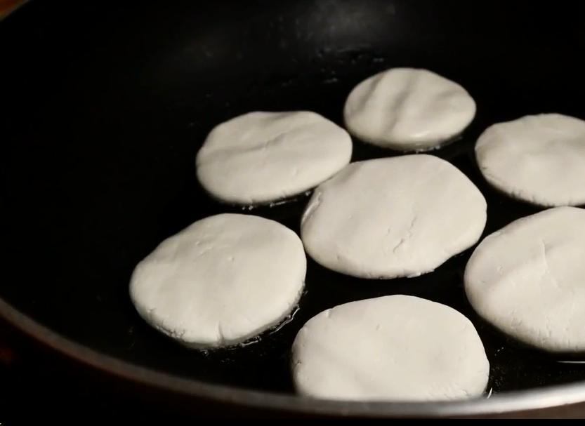 红糖糍粑用糯米做还是用糯米粉做,冬日湖南农家手工红糖糯米糍粑