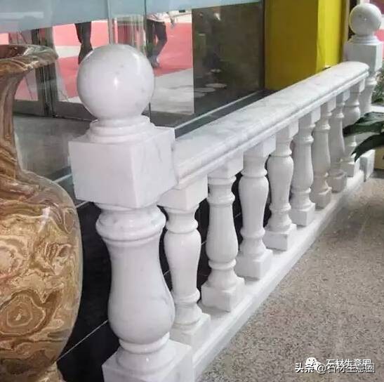 白色的大理石，出现黄色条纹或者水晶线，是正常的嘛？