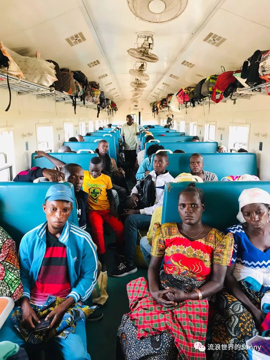 流浪非洲，乘坐中国援建火车去赞比亚，满满的亲切