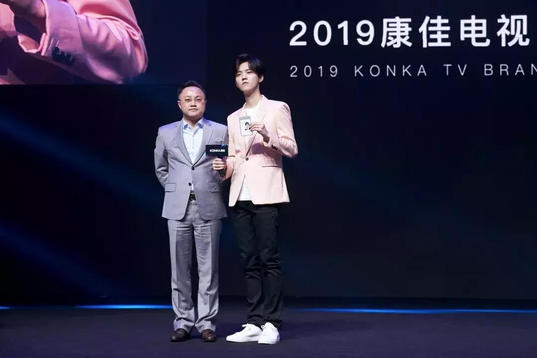 来自康佳总裁的有AI操作——爱他就跟他一起建足球场、做公益！