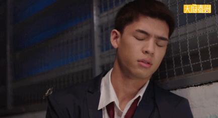 扒开衣服，这女人杀疯了