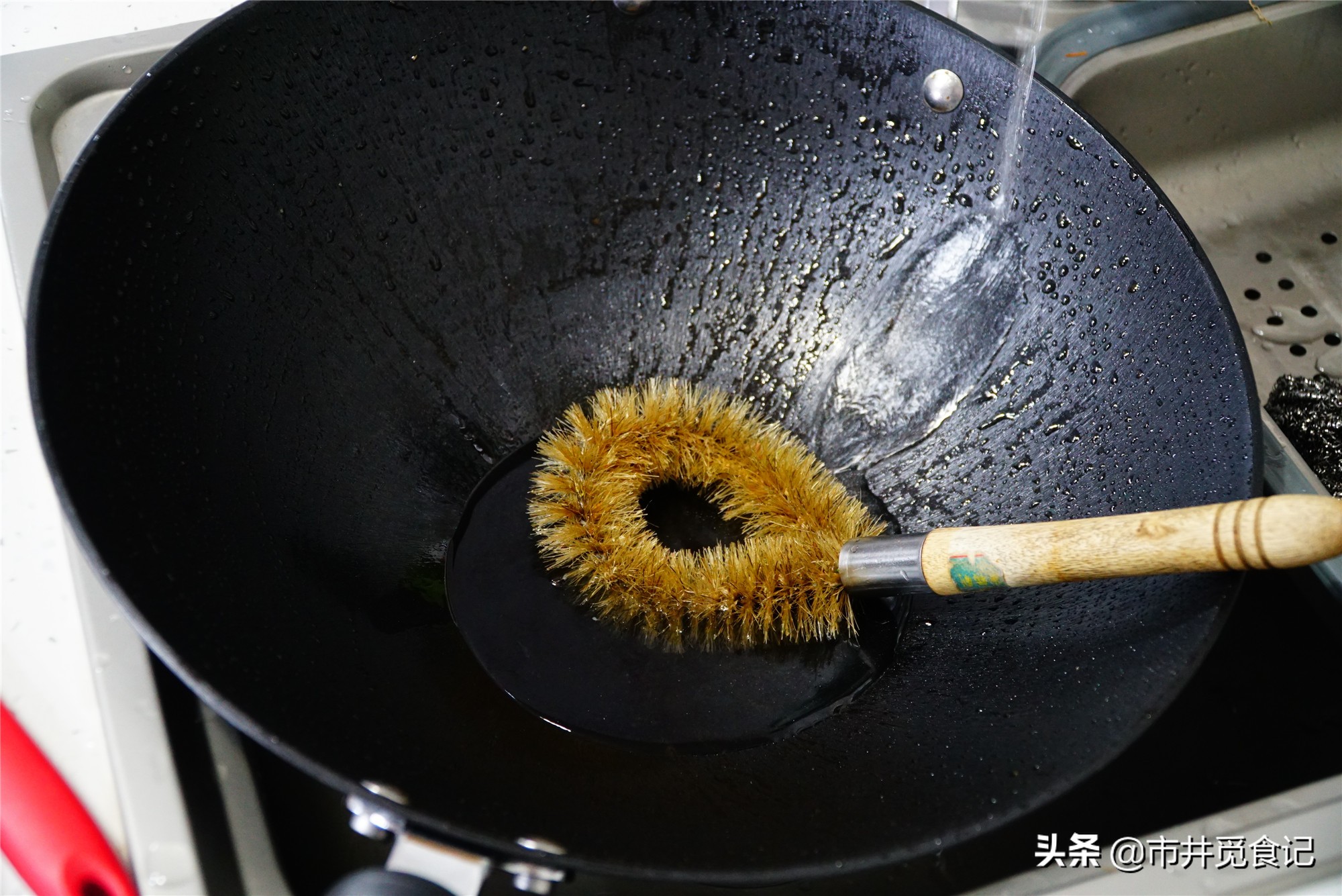 新买的铁锅千万不要着急炒菜,新买铁锅如何开锅不用肥肉