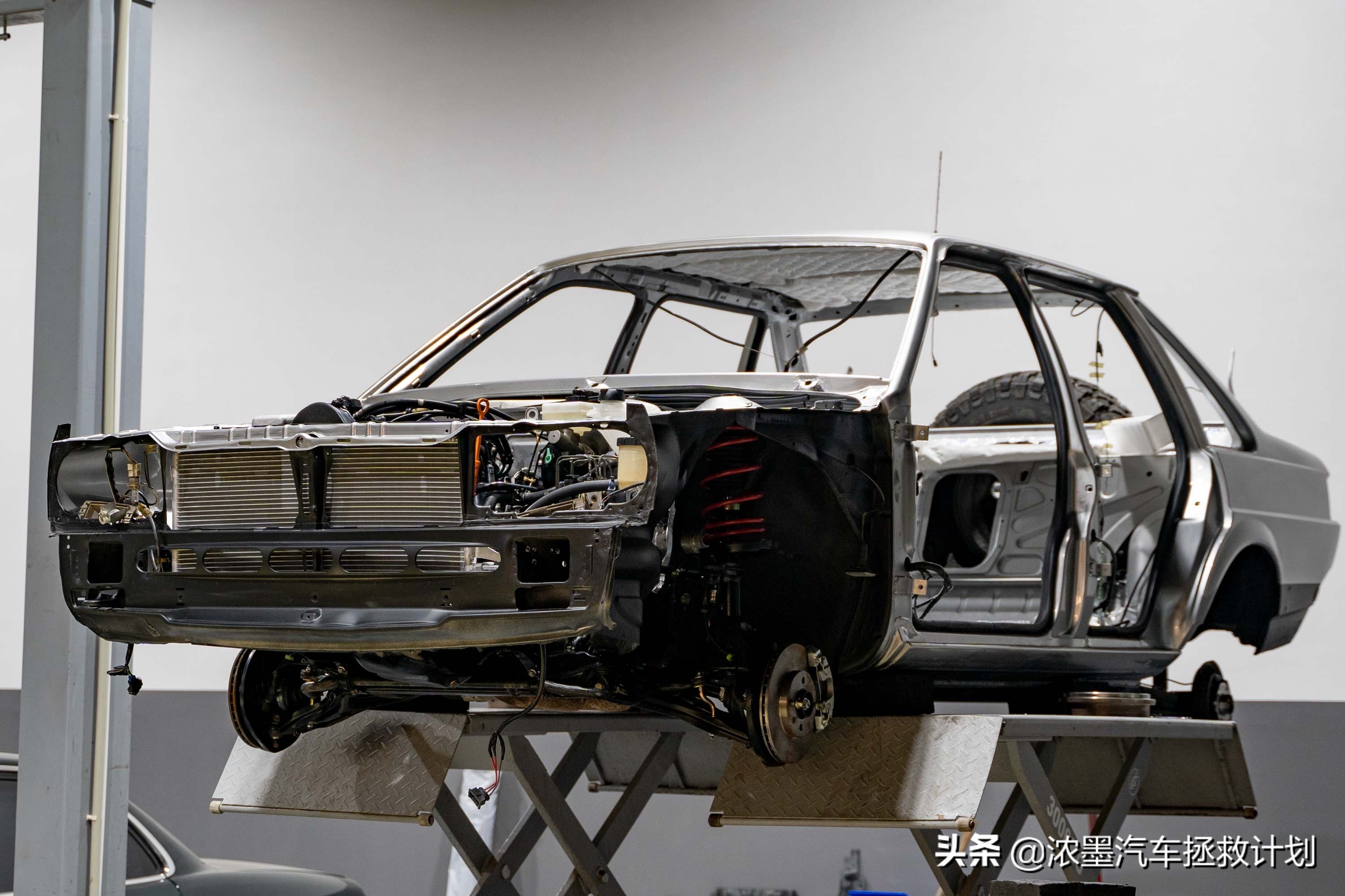 「妙手生花」重建一台战损级桑塔纳，带给它历经千般后的华丽重生