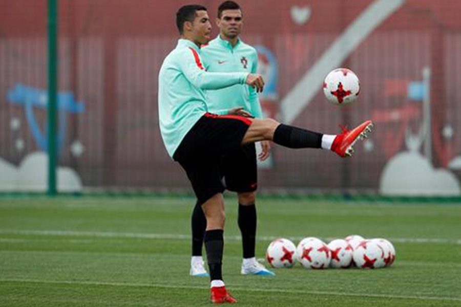 足球基本功必练15个动作,足球基本训练20个基本动作图解