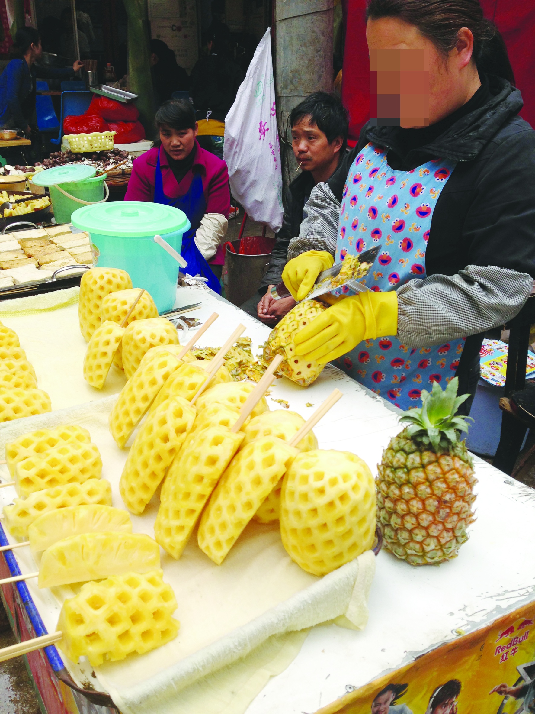 看着娃吃菠萝很好吃的样子,菠萝怎么给小宝宝吃