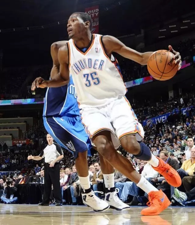 杜兰特的脚是不是扁平足,杜兰特的脚大了一些