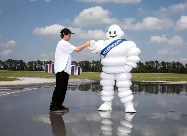 滑板鞋有没有轮子,滑板鞋vans配什么裤子