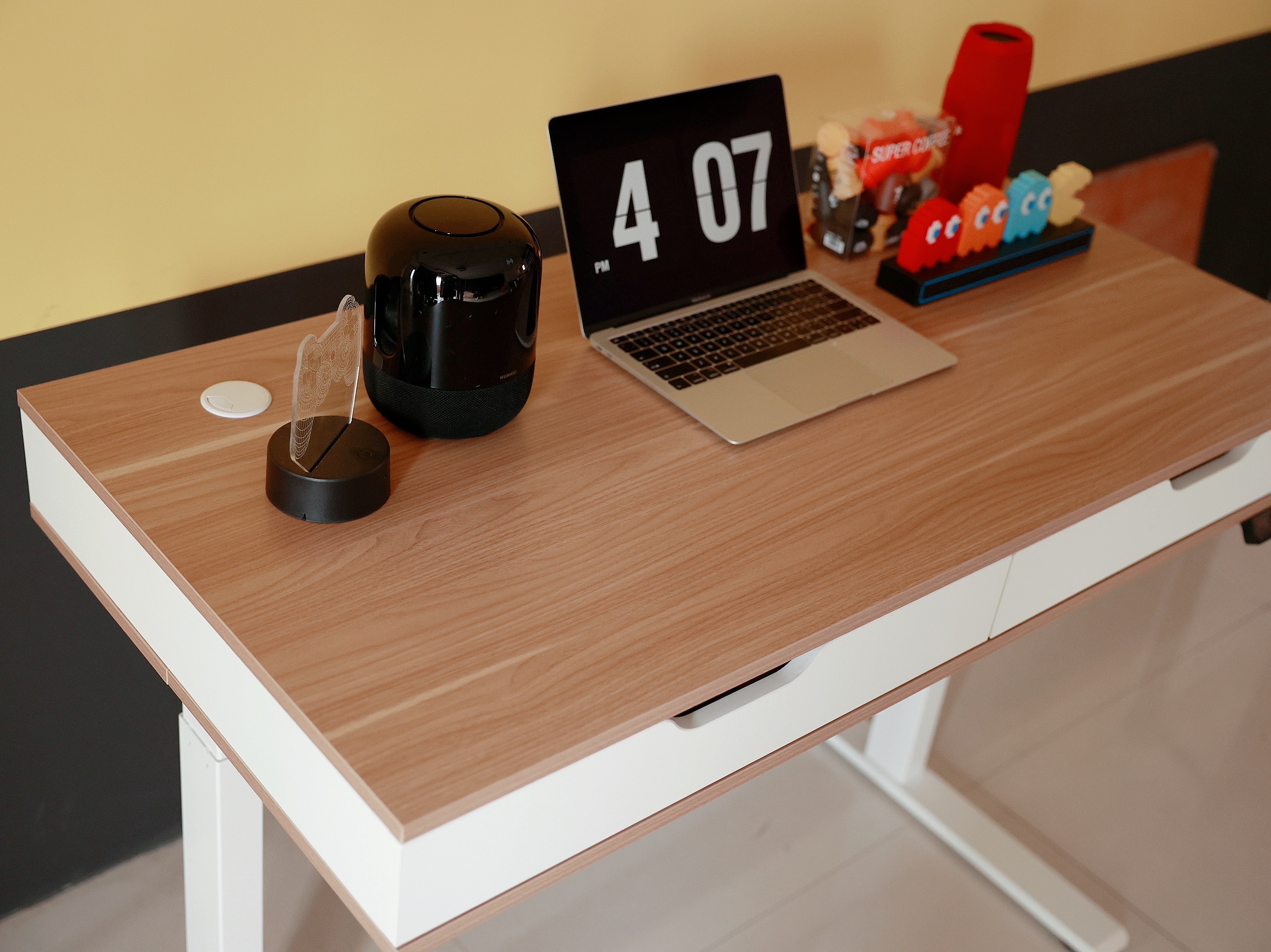 何同学升降桌视频,何同学评测升降桌