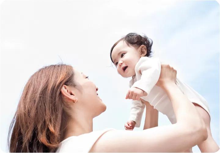 给宝宝喂母乳时怎么控制奶量大小,母乳大小不一样怎么调整