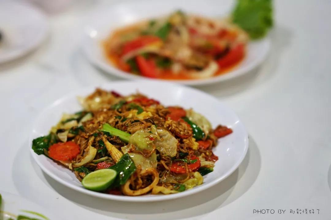 美国艺术家老夫妇定居苏梅岛十年，教游客画垃圾桶，唤醒环保意识