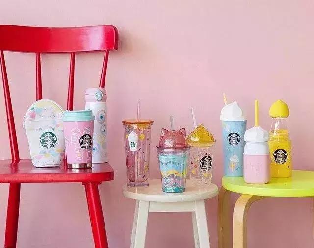 代购爆单预感！星巴克最新“猫耳杯”、“草莓收纳包”成超级网红