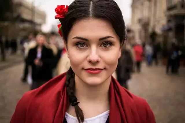 一个普通的上班族起早贪黑,一个打工人四处奔波