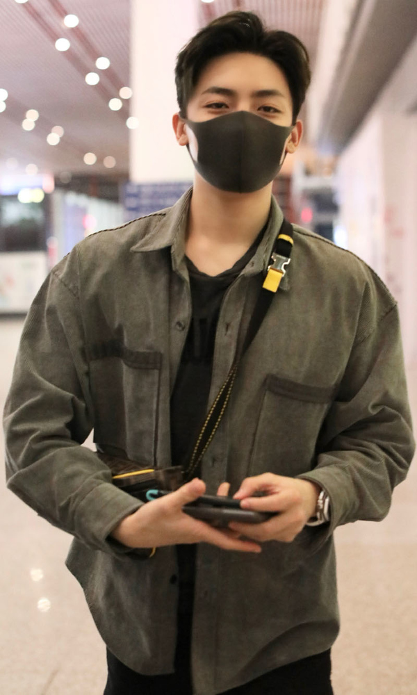 侯明昊白色运动套装,超酷魅力男神侯明昊写真