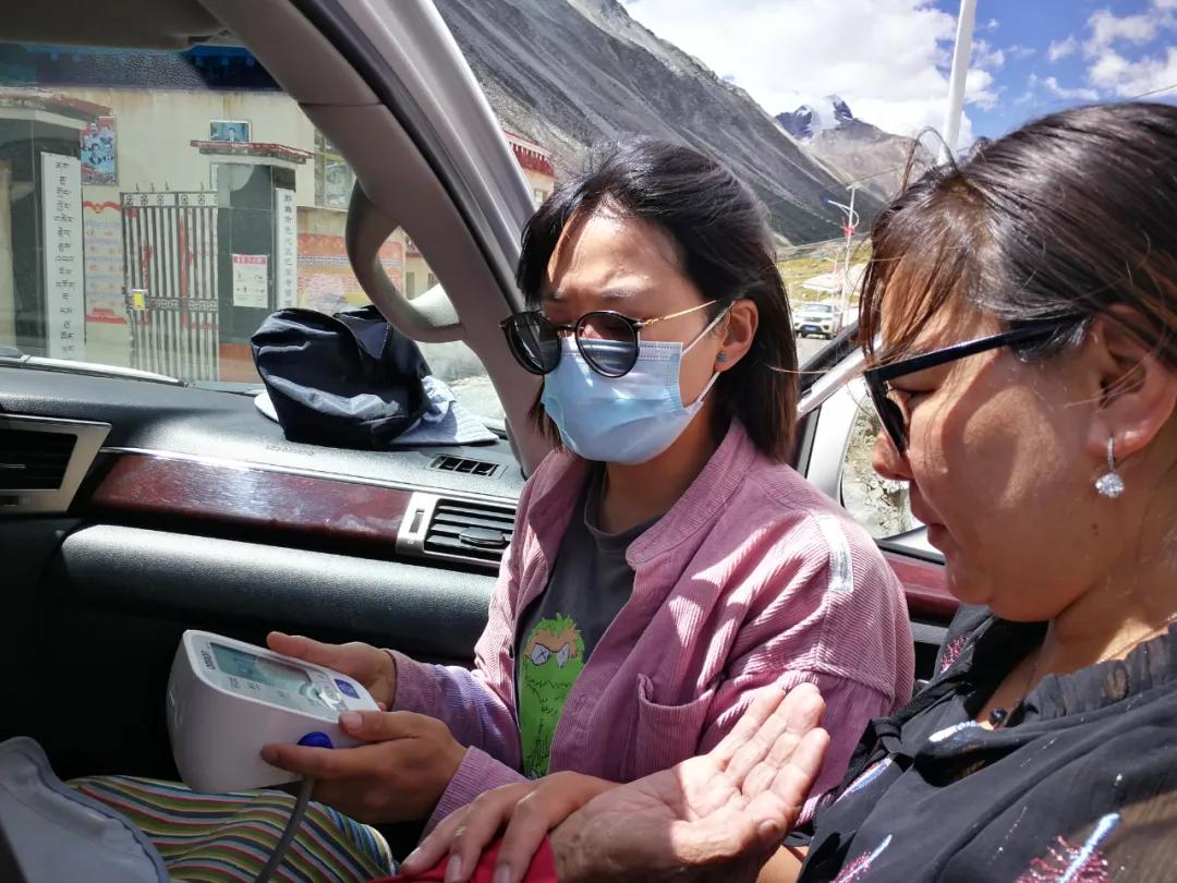 阜康义诊组行纪:老阿妈那曲拜佛突发高反,幸遇阜康医生救助脱险