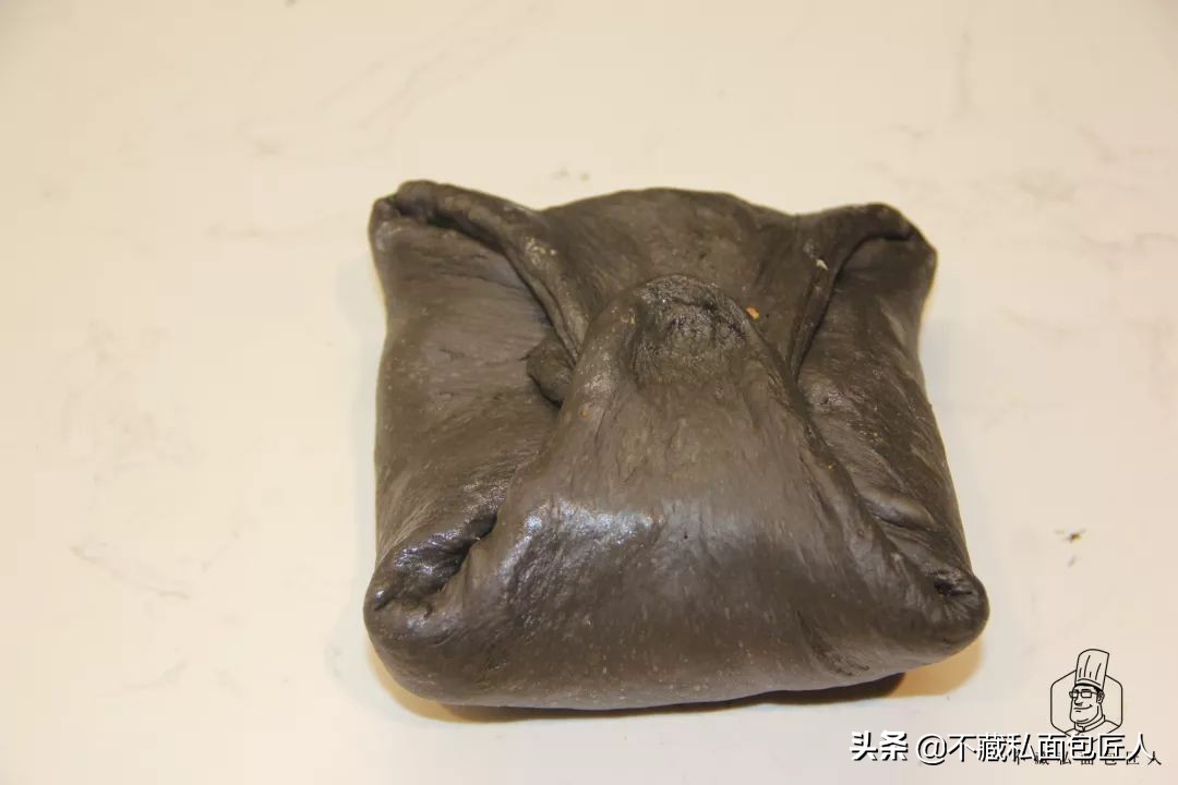 意大利墨鱼汁面包,金枪鱼墨鱼汁面包