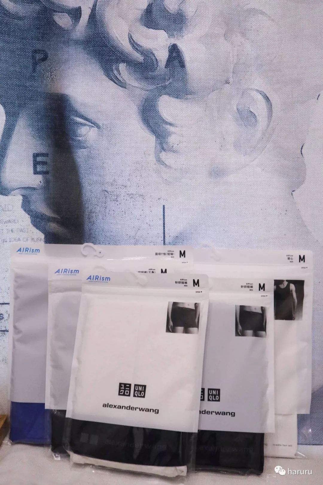 赖冠霖联名同款羽绒服,赖冠霖深蓝色西装