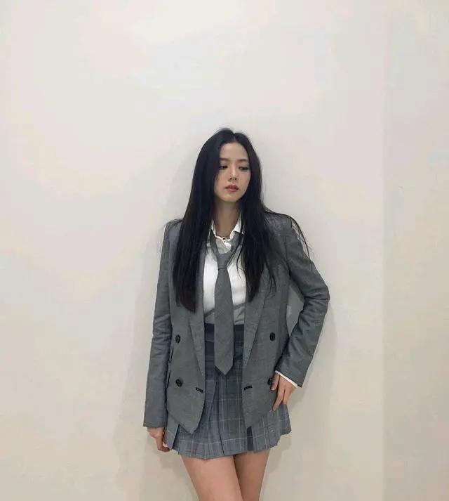 迪奥为什么对金智秀那么好,迪奥大使金智秀