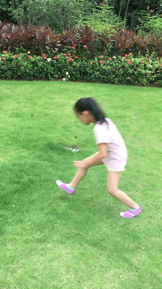 爆红美国的裸奔利器，水陆两栖比光脚舒服，难怪蔡少芬全家都在穿