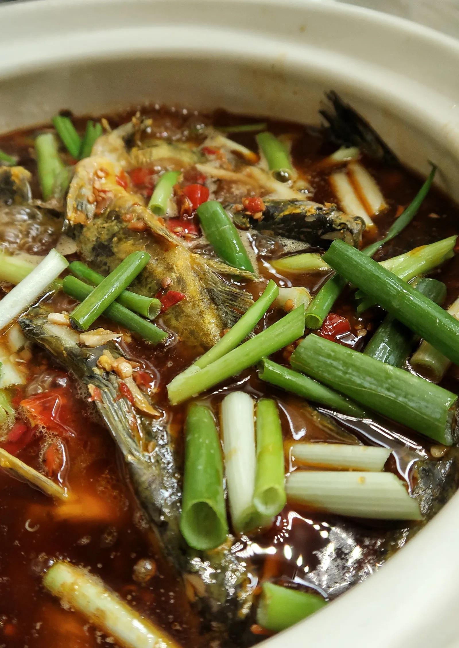 黄辣丁拿盐巴和料酒腌渍搓洗,它胡子刺很利,要格外小心。