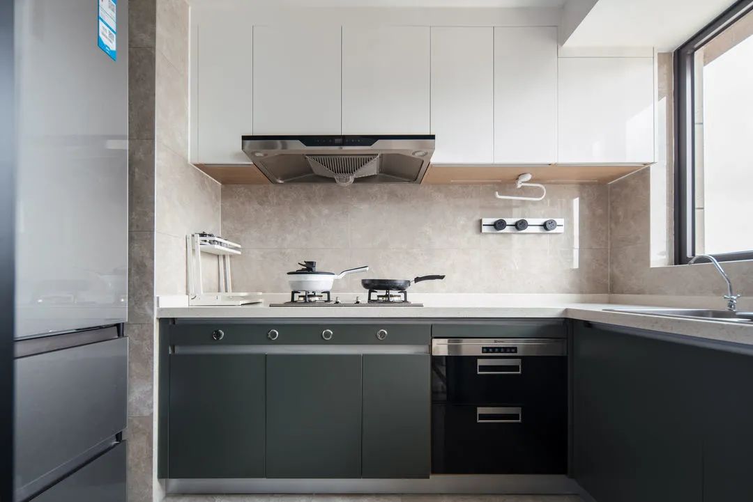 95后小姐姐温暖三居，家里电视背景和餐桌竟然都是悬浮的