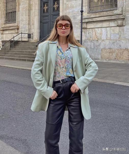 小黑西装怎样搭配好看,五十岁女人穿小黑西装怎样搭配